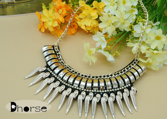 Dekoratif Pernyataan Emas Chunky Beaded Collar Necklace For Ladies Gugatan