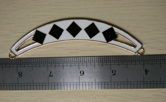 Kustom Half Oval Shape Logam Collar Necklace Hitam di White
