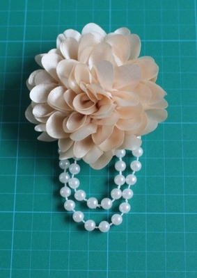 Korsase di White Flower, Pearl Fabric Flower Korsase dengan Chiffon Buatan